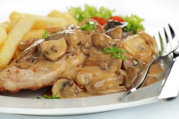 Jägerschnitzel mit Pommes frites