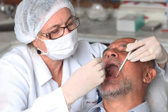 Mann beim Zahnarzt