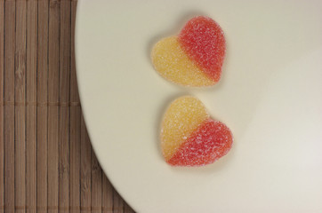 Golosinas, corazones en un plato.