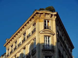 Fototapeta na wymiar Budynek na rogu ulicy.