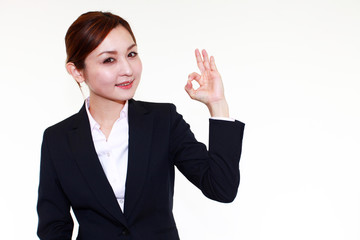 OKサインをして微笑むオフィスレディー