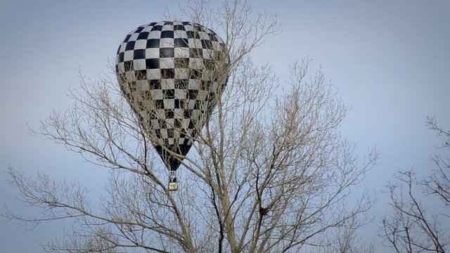 una mongolfiera a scacchi