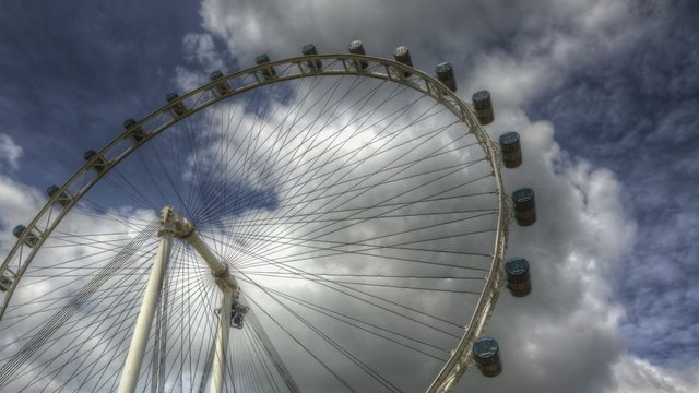 Timelapse Singapore Flyer with clouds
