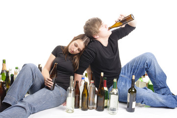 Zwei Jugendliche beim Trinken - obrazy, fototapety, plakaty