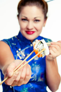 girl  eating sushi
