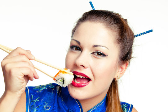 girl  eating sushi
