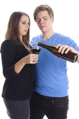 Zwei Jugendliche Trinken Wein