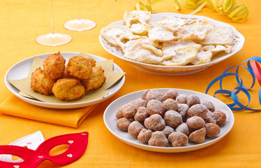 Dolci di carnevale, frittelle, frappe e favetti