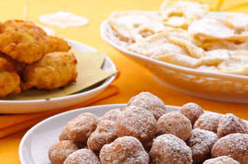 Dolci di carnevale, fritte, frappe e favetti