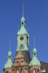 Türme eines historischen Bauwerks in Hamburg