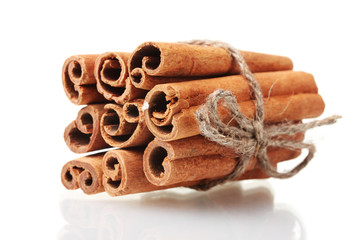 Obraz na płótnie Canvas Cinnamon sticks isolated on white