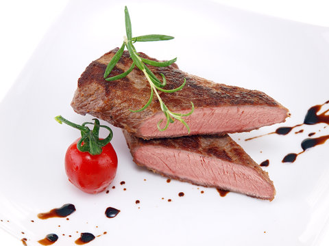 rosa gebratener Lammr&uuml;cken mit dunkler Sauce