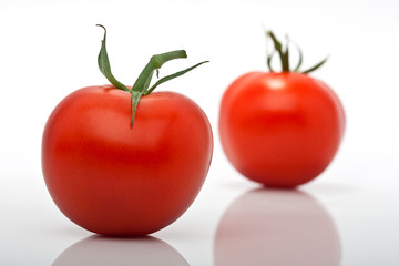 zwei saftige Tomaten isoliert vor weissem Hintergrund