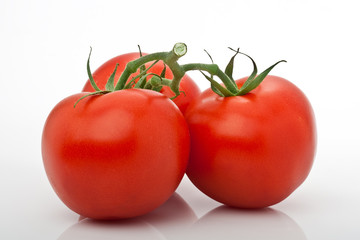 Drei Tomaten isoliert vor weissem Hintergrund