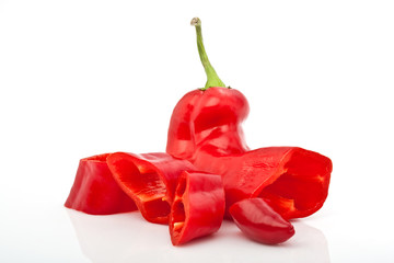 rote aufgeschnittene Paprika mit Tropfen vor weissem Hintergrund