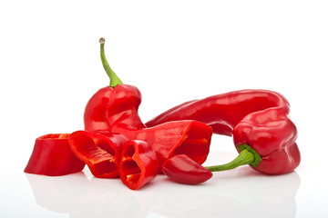 rote aufgeschnittene Paprika mit Tropfen vor weissem Hintergrund