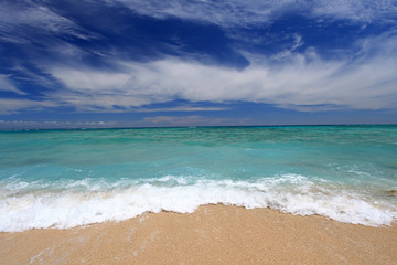 Fototapeta na wymiar Biała kipiel w plaży Nagan'nu piękno wyspy