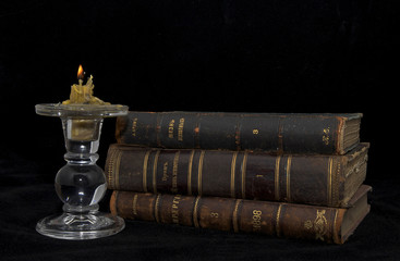 книги и подсвечник