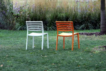 leere Gartenstühle bei der Bundesgartenschau