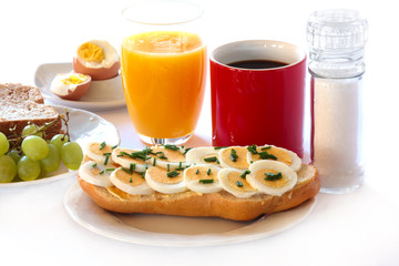 Frühstück mit Brötchen, Ei und Schnittlauch