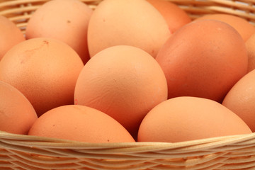 Braune Hühnereier im Korb
