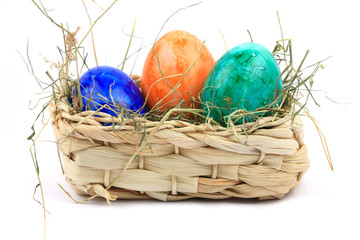 Osterkorb mit drei bunten Eiern