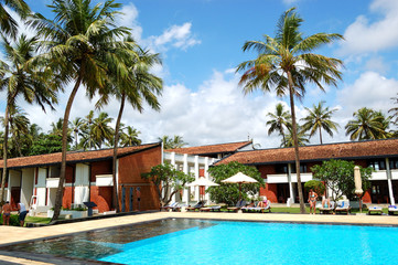 Fototapeta na wymiar Basen w luksusowym hotelu, Bentota, Sri Lanka