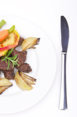 gebratene Leber mit gemüse und Apfel