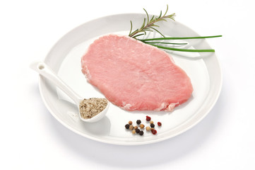 Fetta di lombo di maiale nel piatto bianco