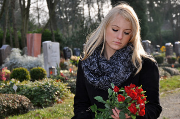 Frau trauert auf Friedhof