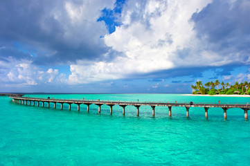 Fototapeta na wymiar beautiful dramatic sky and tropical beach