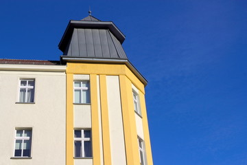 Fototapeta na wymiar Altbau mit Turmhaube