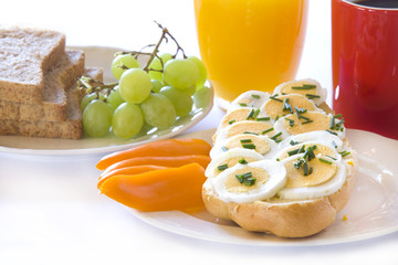 Frühstück mit Ei auf Brötchen