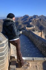 Fototapeta na wymiar Piękne dziewczyny stojącej na Wielki Mur Chiński - Simatai