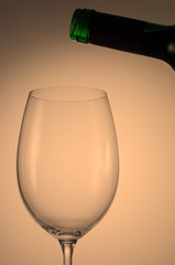 Rotwein ins Glas einschenken