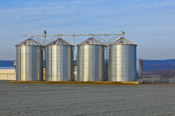 Obraz premium silos in the middle of a field in wintertime