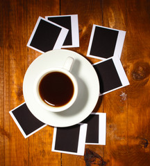 Fototapeta na wymiar Papiery fotograficzne z kawy na tle drewniane
