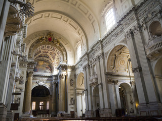 Fototapeta na wymiar Wnętrze katedry w Bolonii we Włoszech
