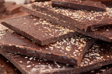 Tabletas de chocolate artesanal con copos espolvoreados