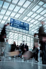 Lichtdoorlatende rolgordijnen zonder boren Luchthaven mensen die onscherpte verplaatsen in de moderne luchthavenhal