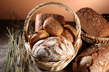 Verschiedene Brot Sorten und Brötchen im Korb Nahaufnahme