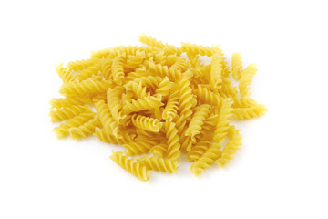 pâtes fusilli sur fond blanc