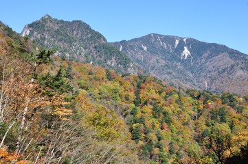 紅葉の西沢渓谷より鶏冠山と木賊山