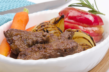 gebratene Leber mit gemüse und Apfel