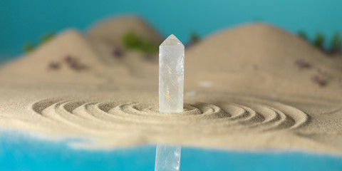 Fototapeta na wymiar biały kryształ w miniaturowy krajobraz morski brzeg