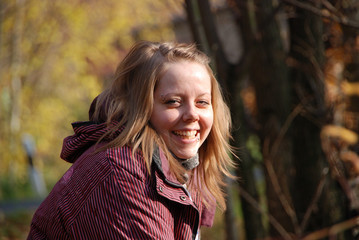 junge Frau im Sonnenlicht