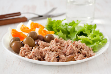 salad with tuna