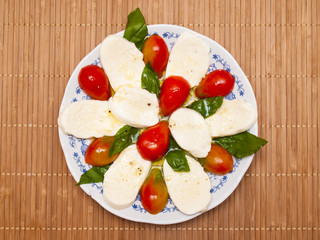 mozarella cheese with tomatos and basil - obrazy, fototapety, plakaty