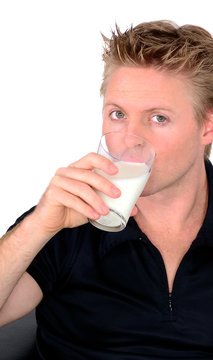 junger Mann mit einem Glas Milch