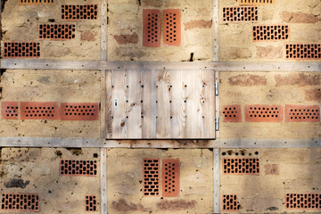 Wand mit Holztürchen